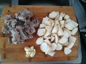 焯好的排骨备用，芋头去皮切滚刀块，大蒜切块