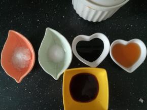 准备好盐，糖，料酒，六月鲜，老抽