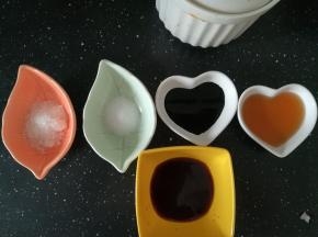 准备好盐，糖，料酒，六月鲜，老抽