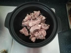 砂锅热油，放入排骨煎至两面微焦