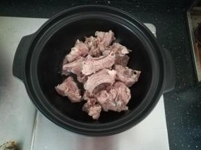 砂锅热油，放入排骨煎至两面微焦