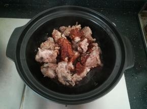 加入料酒，六月鲜和老抽。翻炒均匀上色。