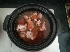 之后加入清水，小火炖煮半小时。