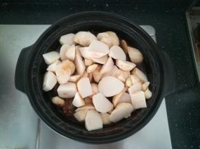 排骨熟烂之后，加入芋头，继续小火炖半个小时