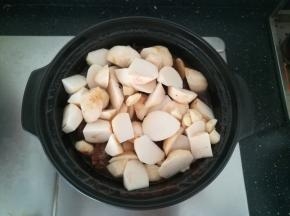 排骨熟烂之后，加入芋头，继续小火炖半个小时