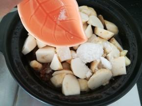 之后加入白糖和食盐调味，翻炒均匀。收汁。