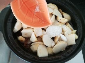 之后加入白糖和食盐调味，翻炒均匀。收汁。