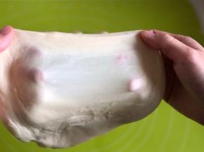 再用手一直揉到面团可以拉膜，然后将面团揉圆盖上保鲜膜备用