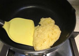 用锅铲快速翻炒搅拌均匀至干粉状态，关火，盛出放凉备用