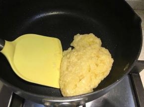 用锅铲快速翻炒搅拌均匀至干粉状态，关火，盛出放凉备用
