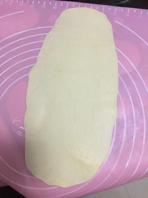 然后取出面团用擀面杖擀成长舌状