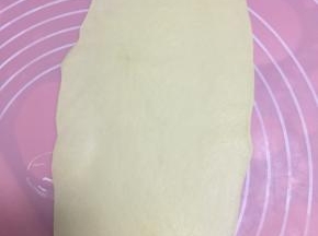 然后取出面团用擀面杖擀成长舌状