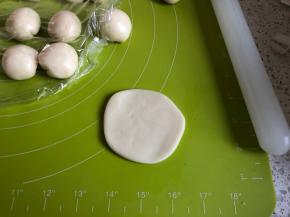 取一个水油皮压扁擀圆