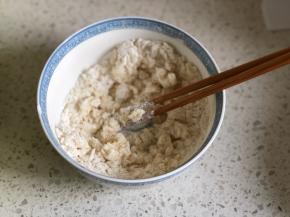 油酥的制作：低筋面粉加入猪油，先用搅拌