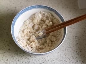 油酥的制作：低筋面粉加入猪油，先用搅拌