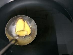 在放入姜片
