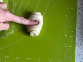 取一个面卷从中间用手指压一下