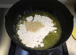 把火调小，倒入糯米粉、熟白芝麻、椰蓉