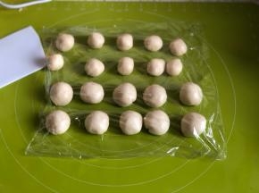 把水油皮和油酥分别分成大小重量相同的10份，盖上保鲜膜