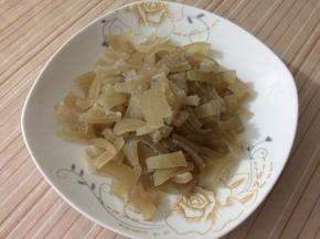 然后将肉皮切成小块

