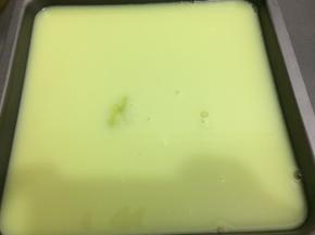 然后倒入模具中，放到自然凉，在盖上保鲜膜放入冰箱冷藏一晩上
