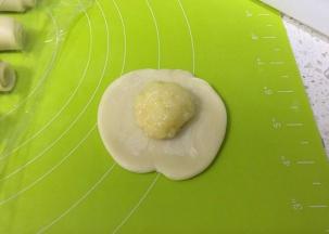 把馅料平均分为10份，包入在圆皮中心