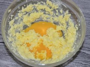 加入蛋液，打至完全乳化（无油水分离状）