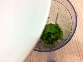 用秤称出1000克水，然后将水倒入料理杯中，
打开开关，直到全部蔬菜打成汁
