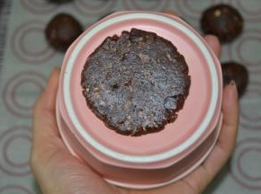 170度预热烤箱
用布丁碗底把小面团压扁，用手就能取下～