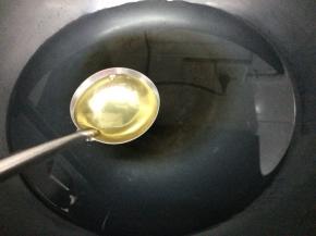 锅里倒入适量的水，在倒入一勺料酒
