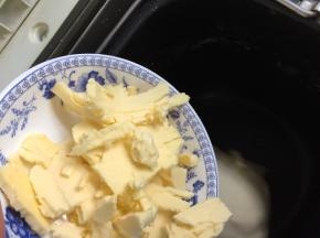 待面团揉至光滑后放入黄油