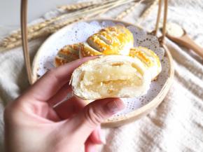 出炉以后可以趁热吃一个，但是小心烫嘴哦，放凉以后也非常好吃，不甜腻，同样也适合老人小孩食用。