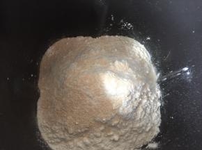鸡蛋、纯牛奶、白砂糖、盐、低筋面粉、高筋面粉和干酵母粉倒入面包桶内