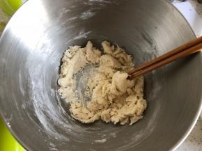 先用筷子搅拌成棉絮状