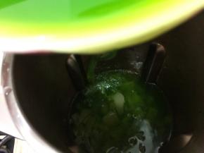 在把打好的蔬菜汁过滤一下，倒入豆浆机中，按湿豆键，等听到提示音即可取出来
