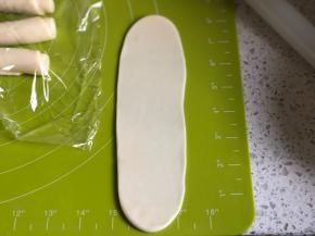 再次擀成较长的牛舌状