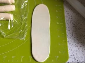 再次擀成较长的牛舌状