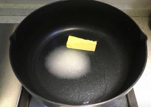 首先来制作馅料：清水、细砂糖、黄油倒入不粘锅内，开大火煮开融化