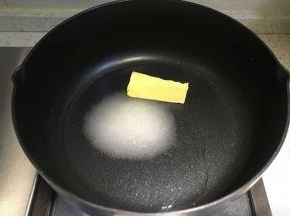 首先来制作馅料：清水、细砂糖、黄油倒入不粘锅内，开大火煮开融化