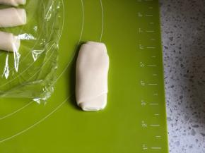 取一个松弛好的面卷，压扁一下