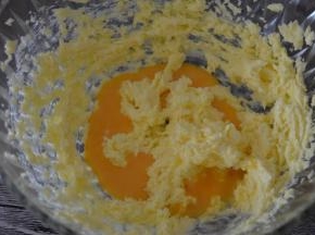加入鸡蛋液，打至完全乳化（无油水分离状）