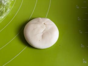 包好的面团按扁