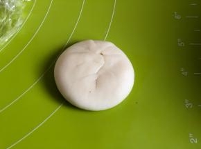 包好的面团按扁
