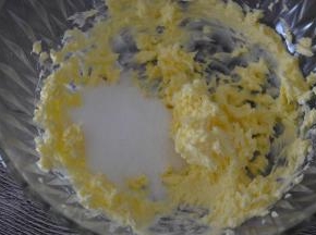 加入砂糖，打至颜色发白，体积变蓬松