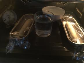 盖上保鲜膜放入烤箱中装两碗开水按保温键进行二次发酵