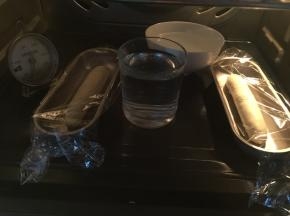 盖上保鲜膜放入烤箱中装两碗开水按保温键进行二次发酵