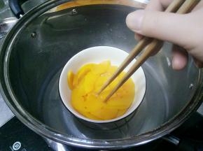 放入蒸锅，上汽后十五分钟，用筷子轻轻一扎透就好了