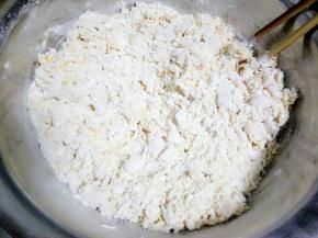 搅拌均匀成絮状，揉成面团