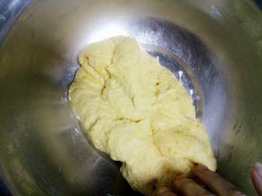 将油揉进面团，然后再陆续把油一点点的加进去揉匀