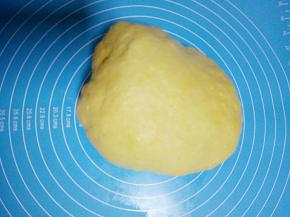 把面团放入揉面垫，这时候开始最重要的程序了